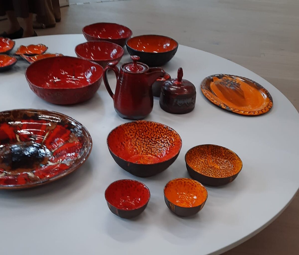Tautas lietišķās māklas studijas "Vāpe" keramikas darbi izstādē