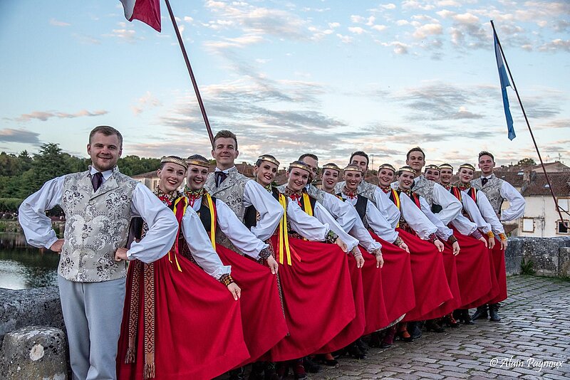 Latvijas Universitātes deju ansamblis "Pērle" atgriezies no iespaidīga festivāla Francijā