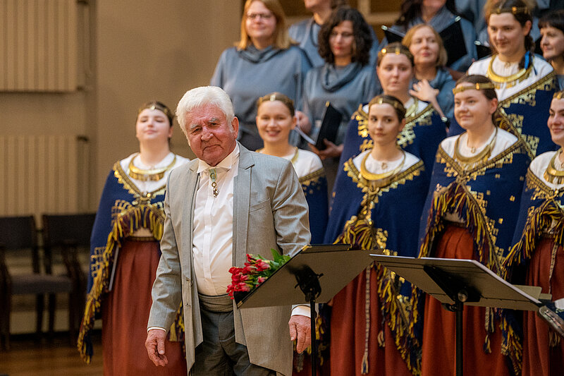 Ar sirsnīgu koncertu nosvinēta diriģenta Jura Kļaviņa 80 gadu jubileja LU Lielajā aulā
