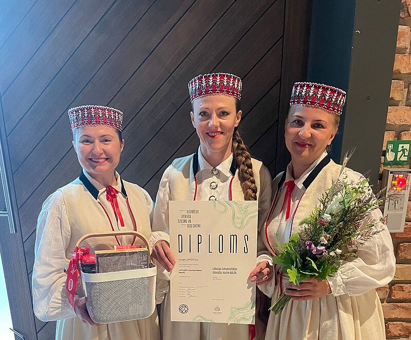 Latvijas Universitātes sieviešu koris "Balta" iegūst diplomu tautas tērpu skatē "Mēnesnīca"