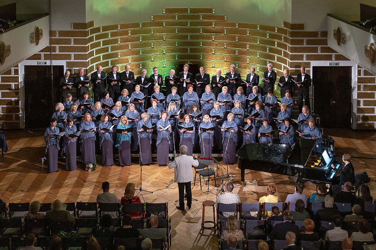 Foto no kora koncerta "Divreiz svētki" 2019.g. 27.aprīlī LU Lielajā aulā.