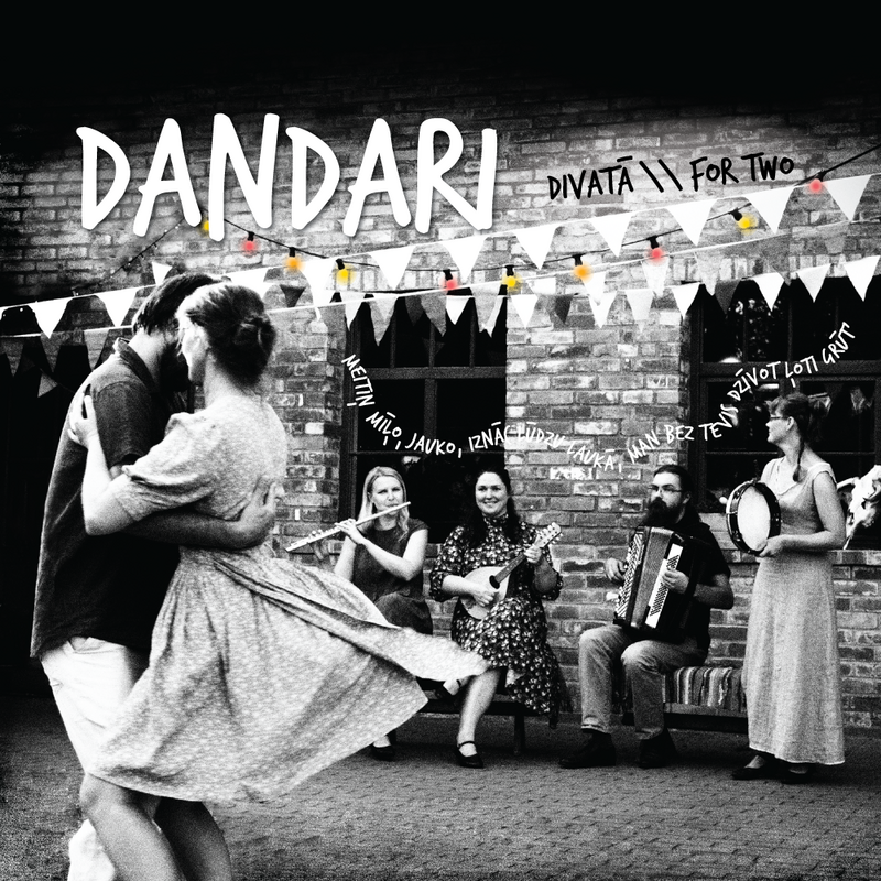 Folkloras deju kopa „Dandari” izdod albumu „Divatā”