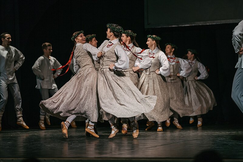 LU deju ansamblis "Pērle" izdejos savu 15. sezonas jubileju koncertā "Uz zaļā zara"