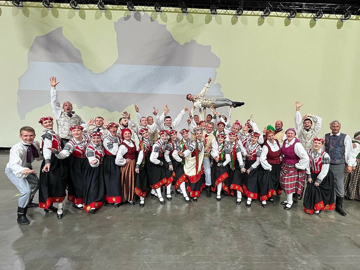 Deju ansamblis "Pērle" Dziesmu un deju svētkos ASV.
Foto no DA "Pērle" arhīva. Deju ansamblis "Pērle" Dziesmu un deju svētkos ASV
