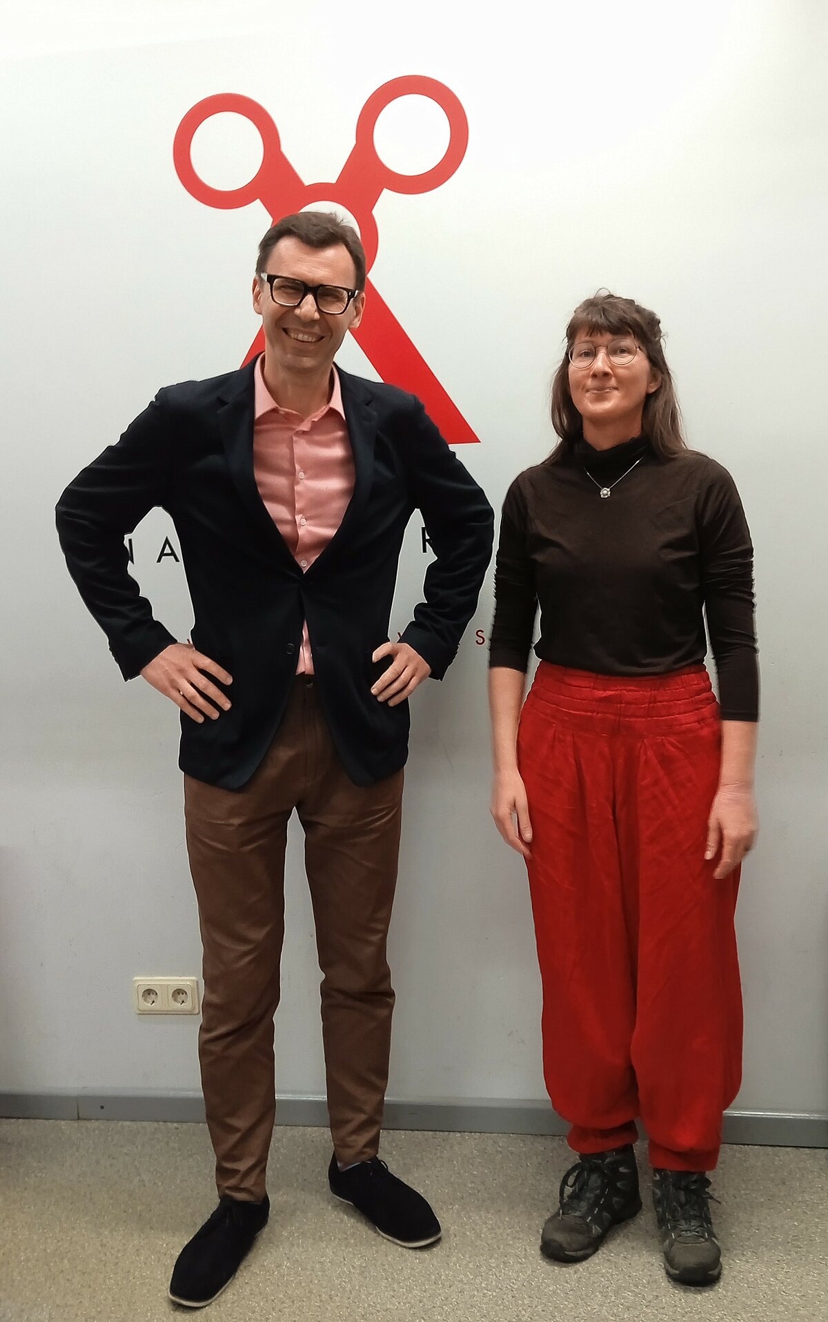 No kreisās Aigars Nords, Inga Holsta. Raidījums "Dziesmusvētku tīklos".