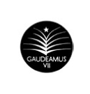 Gaudeamus VII logotips — melns aplis ar stilizētām dziesmas vai kustības līnijām, zvaigzni augšdaļā un uzrakstu ‘GAUDEAMUS VII’
