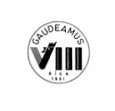 Gaudeamus VIII Rīga 1981 logotips — apaļa melnbalta emblēma ar stilizētu romiešu ciparu VIII un uzrakstu ‘Gaudeamus VIII Rīga 1981