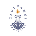 Gaudeamus XII Tartu 1995 logotips — apaļa krāsaina emblēma ar stilizētu lāpu augšdaļā un plūstošām līnijām apakšdaļā, apkārt teksts ‘Gaudeamus Tartus 1995’