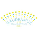 Gaudeamus XVII Daugavpils 2018 logotips ar puslokā izkārtotiem dzelteniem un zilajiem punktiem virs uzraksta “GAUDEAMUS XVII DAUGAVPILS 2018” gaiši zilā krāsā.