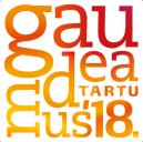 Gaudeamus XVI Tartu 2018 logotips ar stilizētu uzrakstu “gaudeamus 16” oranžā un sarkanā krāsā, kur cipars 6 veidots kā iegarens loks, bet apakšā redzams uzraksts “Tartu 20128